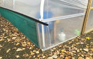 How to save rainwater with polytunnel gutters